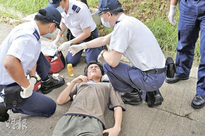 姓羅男子力抗搶手機童黨,被揮拳打破眼鏡,血流披面,倒地呻吟稱「我隻眼好痛,好痺,我盲咗啦!」(鍾炳然攝)(明報製圖) 姓羅男子力抗搶手機童黨,被揮拳打破眼鏡,血流披面,倒地呻吟稱「我隻眼好痛,好痺,我盲咗啦!」(鍾炳然攝)(明報製圖)