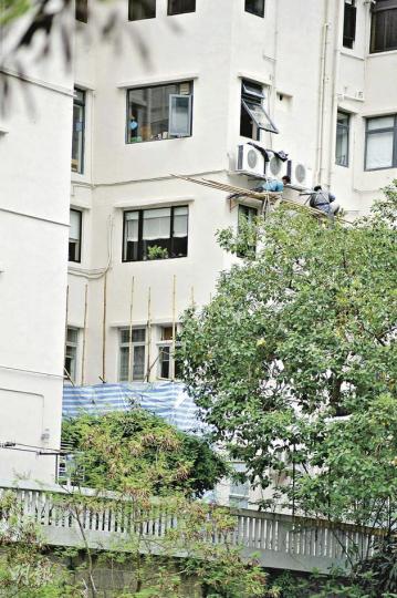 孫明揚位於跑馬地的寓所,昨日已搭起棚架,準備清拆僭建物。(葉漢華攝)教育局長孫明揚昨日再就僭建事件會見記者,他向市民「鄭重致歉」。(郭慶輝攝)孫明揚的寓所被揭有僭建物,昨日即找承建商搭棚,準備拆走僭建物。(屈俊樂攝) 孫明揚位於跑馬地的寓所,昨日已搭起棚架,準備清拆僭建物。(葉漢華攝)教育局長孫明揚昨日再就僭建事件會見記者,他向市民「鄭重致歉」。(郭慶輝攝)孫明揚的寓所被揭有僭建物,昨日即找承建商搭棚,準備拆走僭建物。(屈俊樂攝)