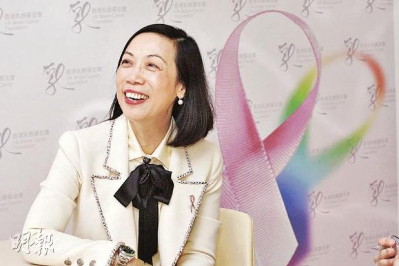 被問及不少乳癌患者未必很富有,也未必有醫生朋友支援,患病後可能很徬徨,香港乳癌基金會新任主席霍何綺華即為該會大賣廣告﹕「可以來BCF(乳癌基金會)……情緒上的支援,support group(病友支援小組)可以提供得到。」(李紹昌攝) 被問及不少乳癌患者未必很富有,也未必有醫生朋友支援,患病後可能很徬徨,香港乳癌基金會新任主席霍何綺華即為該會大賣廣告﹕「可以來BCF(乳癌基金會)……情緒上的支援,support group(病友支援小組)可以提供得到。」(李紹昌攝)