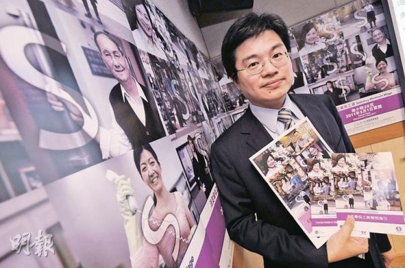 勞工處首席勞工事務主任 ( 法定最低工資 ) 許柏坤表示,為配合出糧高峰期,勞工處推出「最低工資參考計算機」,方便勞僱雙方計算薪金是否符合法例要求。(朱永倫攝) 勞工處首席勞工事務主任 ( 法定最低工資 ) 許柏坤表示,為配合出糧高峰期,勞工處推出「最低工資參考計算機」,方便勞僱雙方計算薪金是否符合法例要求。(朱永倫攝)