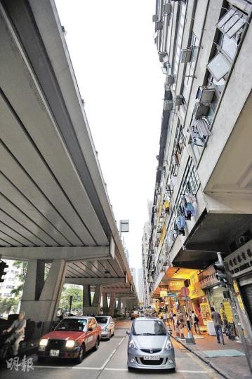 繁忙的西九龍走廊與民居只有一街之隔,當局承認繁忙時段噪音水平最高達75至80分貝,已在附近8個路段以低噪音物料鋪路,但有區議員批評成效不彰,促當局正視問題。(朱永倫攝) 繁忙的西九龍走廊與民居只有一街之隔,當局承認繁忙時段噪音水平最高達75至80分貝,已在附近8個路段以低噪音物料鋪路,但有區議員批評成效不彰,促當局正視問題。(朱永倫攝)
