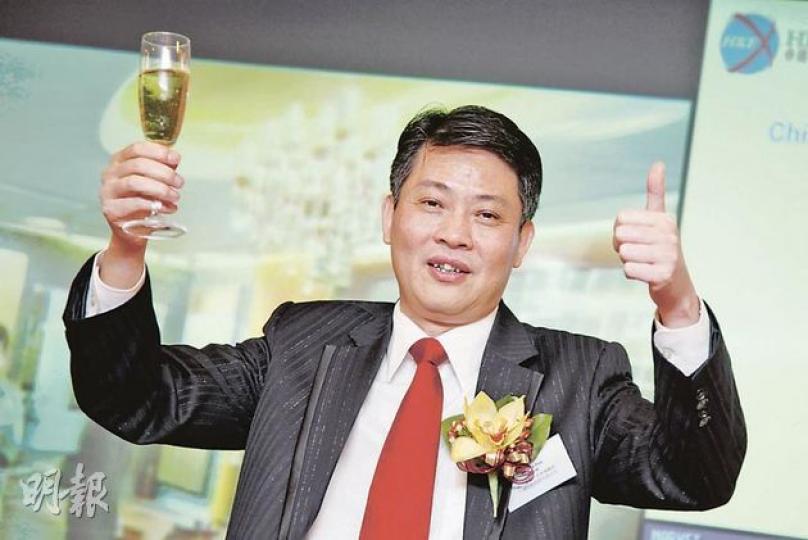 中國地板昨掛牌,董事長佘學彬於上市儀式後表示,由於產品出口比例低,外加質量勝過東南亞,相信美國提高反傾銷稅後仍有競爭力。(陳智良攝) 中國地板昨掛牌,董事長佘學彬於上市儀式後表示,由於產品出口比例低,外加質量勝過東南亞,相信美國提高反傾銷稅後仍有競爭力。(陳智良攝)