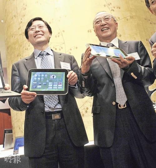 聯想集團上個財年業績超預期,領導層笑逐顏開。首席執行官楊元慶(左)及主席柳傳志(右)更充當模特兒,手捧旗下新產品「樂Pad」宣傳。(余俊亮攝) 聯想集團上個財年業績超預期,領導層笑逐顏開。首席執行官楊元慶(左)及主席柳傳志(右)更充當模特兒,手捧旗下新產品「樂Pad」宣傳。(余俊亮攝)