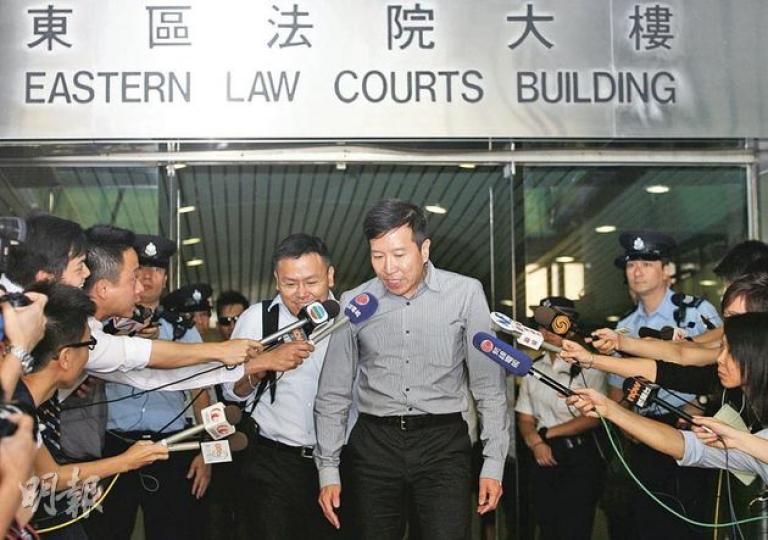 陳振聰昨交出300萬元現金,及由弟陳振國(左)提出以2000萬元作人事擔保後,離開東區法院,即被近百傳媒爭相採訪。陳振聰今日下午4時半前,須存入1700萬保釋金「尾數」予法庭。(林振東攝)代表陳振聰的「金牙大狀」清洪(左),與契仔清晞誦(前名周英傑,右)一齊離開法庭。(郭慶輝攝) 陳振聰昨交出300萬元現金,及由弟陳振國(左)提出以2000萬元作人事擔保後,離開東區法院,即被近百傳媒爭相採訪。陳振聰今日下午4時半前,須存入1700萬保釋金「尾數」予法庭。(林振東攝)代表陳振聰的「金牙大狀」清洪(左),與契仔清晞誦(前名周英傑,右)一齊離開法庭。(郭慶輝攝)
