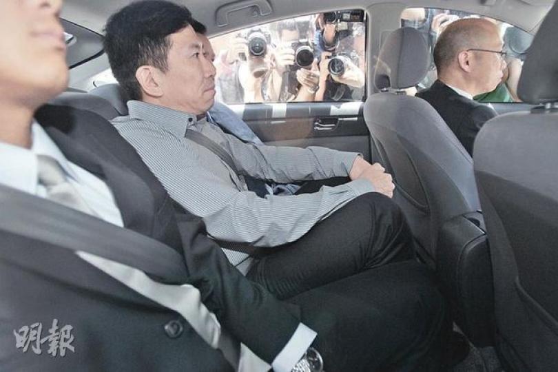 陳振聰被帶到西環警署辦理手續時,惹來大批記者追訪,雙手並無扣上手銬。(黃雄攝) 陳振聰被帶到西環警署辦理手續時,惹來大批記者追訪,雙手並無扣上手銬。(黃雄攝)