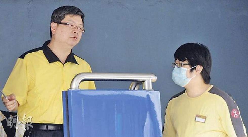 7個鐵路工會聯合要求港鐵共享成果,今年加薪不低於7%。圖為港鐵員工。(劉焌陶攝) 7個鐵路工會聯合要求港鐵共享成果,今年加薪不低於7%。圖為港鐵員工。(劉焌陶攝)