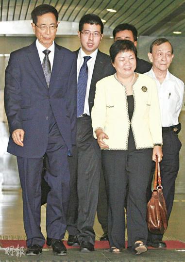 譚香文(黃衣者)獲判無罪後,與代表她的「父子兵」資深大律師李柱銘(左一)及大律師李祖詒(左二)一同離開,面露笑容的她,與宣判前的憂心忡忡判若兩人。(林振東攝) 譚香文(黃衣者)獲判無罪後,與代表她的「父子兵」資深大律師李柱銘(左一)及大律師李祖詒(左二)一同離開,面露笑容的她,與宣判前的憂心忡忡判若兩人。(林振東攝)