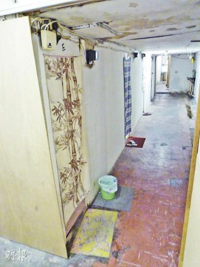 大角嘴洋松街工廈的非法出租的劏房僅以木板間開,衛生成疑,部分電線殘舊,一旦發生火警,走火安全沒保障。地政總署兩度派員調查,業主均涉嫌以「鎖門不開」策略妨礙調查,反映地政總署針對違地契活動的巡查權力不足。(明報記者攝)記者發現繼續有人在工廈外晾衫及懷疑僭建,地政總署雖發警告信指會充公物業,但仍不能入屋視察。(明報記者攝)大角嘴洋松街78號工廈(圖)的非法劏房(位於4樓及5樓),結構和火警安全無保證,住客安全成疑,有立法會議員贊成地政總署以更嚴厲的措施打擊違法業主。(明報記者攝)(明報製圖) 大角嘴洋松街工廈的非法出租的劏房僅以木板間開,衛生成疑,部分電線殘舊,一旦發生火警,走火安全沒保障。地政總署兩度派員調查,業主均涉嫌以「鎖門不開」策略妨礙調查,反映地政總署針對違地契活動的巡查權力不足。(明報記者攝)記者發現繼續有人在工廈外晾衫及懷疑僭建,地政總署雖發警告信指會充公物業,但仍不能入屋視察。(明報記者攝)大角嘴洋松街78號工廈(圖)的非法劏房(位於4樓及5樓),結構和火警安全無保證,住客安全成疑,有立法會議員贊成地政總署以更嚴厲的措施打擊違法業主。(明報記者攝)(明報製圖)