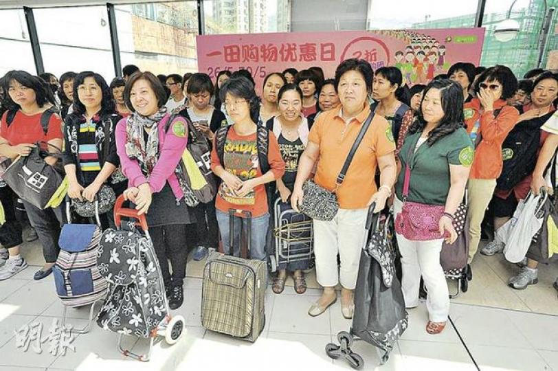 銀通國際市場推廣有限公司首次安排百貨購物團,內地客反應熱烈,昨日約有150人到一田百貨掃貨。(尹錦恩攝) 銀通國際市場推廣有限公司首次安排百貨購物團,內地客反應熱烈,昨日約有150人到一田百貨掃貨。(尹錦恩攝)