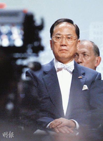 葛輝稱,「欽點」iProA是來自「比財政司長更高層的人」,記者昨日在香港總商會酒會問特首曾蔭權是否那位「更高層人員」,曾笑而不答。特首辦發言人稱有關指控沒有證據。(林振東攝) 葛輝稱,「欽點」iProA是來自「比財政司長更高層的人」,記者昨日在香港總商會酒會問特首曾蔭權是否那位「更高層人員」,曾笑而不答。特首辦發言人稱有關指控沒有證據。(林振東攝)