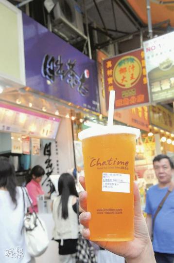 日出茶太太子水渠道分店,昨日仍然出售「百香綠茶」。負責人稱未接獲有關百香果汁需要回收的消息。(陳淑安攝)日出茶太的濃縮百香果汁懷疑有問題,旺角花園街分店昨日停售「百香綠茶」,但仍然出售以百香果原汁製作的「百香鮮Q」(百香果汁加椰果、珍珠)。(陳淑安攝) 日出茶太太子水渠道分店,昨日仍然出售「百香綠茶」。負責人稱未接獲有關百香果汁需要回收的消息。(陳淑安攝)日出茶太的濃縮百香果汁懷疑有問題,旺角花園街分店昨日停售「百香綠茶」,但仍然出售以百香果原汁製作的「百香鮮Q」(百香果汁加椰果、珍珠)。(陳淑安攝)