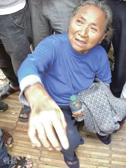 錢明奇的外母,昨坐在錢家門前馬路上哭訴冤情。(王豔喆攝)錢明奇家餐桌上,還擺着一家人未吃完的早餐。(王豔喆攝) 錢明奇的外母,昨坐在錢家門前馬路上哭訴冤情。(王豔喆攝)錢明奇家餐桌上,還擺着一家人未吃完的早餐。(王豔喆攝)