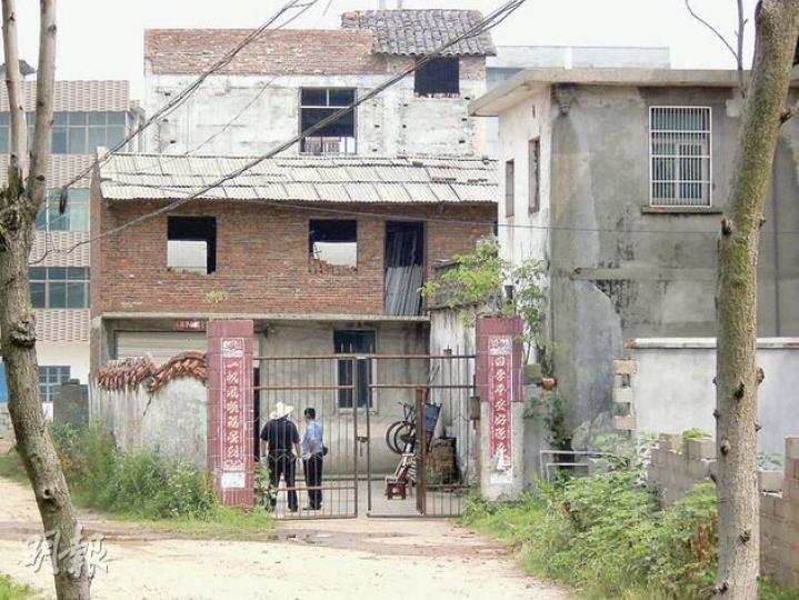 昨天下午,警方人員正在錢明奇住所內搜查。門口據說原來貼有抗拆遷內容的對聯,但已被撕掉。(王豔喆攝) 昨天下午,警方人員正在錢明奇住所內搜查。門口據說原來貼有抗拆遷內容的對聯,但已被撕掉。(王豔喆攝)