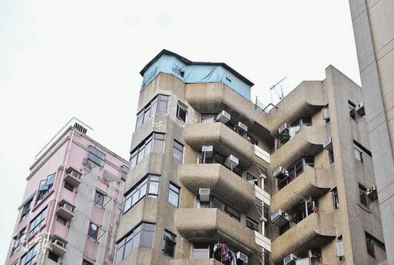 深水埗九江街158至160號置榮閣被指有天台僭建物,以綠色布包圍。有居民向屋宇署投訴,署方回覆稱會去信勸喻業主拆卸,而非即時發出清拆令。(阮穎嘉攝)(明報製圖) 深水埗九江街158至160號置榮閣被指有天台僭建物,以綠色布包圍。有居民向屋宇署投訴,署方回覆稱會去信勸喻業主拆卸,而非即時發出清拆令。(阮穎嘉攝)(明報製圖)