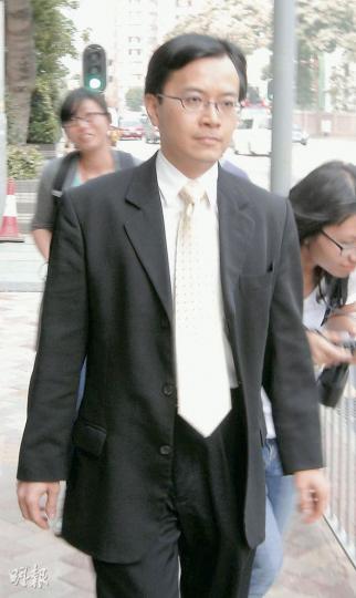 中九龍診所醫生何鴻鈞(打領帶者)涉揑造家人曾到診所應診的紀錄,昨被裁定公職人員行為失當罪成。(林景輝攝) 中九龍診所醫生何鴻鈞(打領帶者)涉揑造家人曾到診所應診的紀錄,昨被裁定公職人員行為失當罪成。(林景輝攝)
