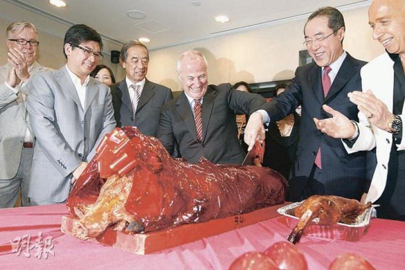 候任西九管理局行政總監Michael Lynch(中)及董事局主席唐英年(右二),一同「切燒豬」,慶祝位於尖沙嘴的西九文化區管理局新辦公室開幕。(李紹昌攝)(明報製圖) 候任西九管理局行政總監Michael Lynch(中)及董事局主席唐英年(右二),一同「切燒豬」,慶祝位於尖沙嘴的西九文化區管理局新辦公室開幕。(李紹昌攝)(明報製圖)