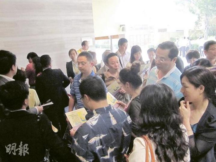 美聯昨日安排了一批為數約40人的深圳睇樓團,來港參觀現崇山的示範單位。據悉,在他們留港短短數小時,已購入現崇山3個單位。(林可為攝)現崇山睇樓客、來自深圳的陳先生:「好難估計香港樓價會唔會下跌,但香港樓價家冇深圳咁貴。」他表示,有意以700餘萬元購買現崇山的685方呎兩房單位,作投資用途。(林可為攝)現崇山睇樓客潘先生:「黃大仙樓每呎賣1萬元就一定係貴,但新界盤家分分鐘都要6、7千元一呎,所以市區樓賣1萬元(每方呎)並不出奇,但初次置業人士就真係會好辛苦。」他續稱,通脹升溫下,自己都想買磚頭 美聯昨日安排了一批為數約40人的深圳睇樓團,來港參觀現崇山的示範單位。據悉,在他們留港短短數小時,已購入現崇山3個單位。(林可為攝)現崇山睇樓客、來自深圳的陳先生:「好難估計香港樓價會唔會下跌,但香港樓價家冇深圳咁貴。」他表示,有意以700餘萬元購買現崇山的685方呎兩房單位,作投資用途。(林可為攝)現崇山睇樓客潘先生:「黃大仙樓每呎賣1萬元就一定係貴,但新界盤家分分鐘都要6、7千元一呎,所以市區樓賣1萬元(每方呎)並不出奇,但初次置業人士就真係會好辛苦。」他續稱,通脹升溫下,自己都想買磚頭