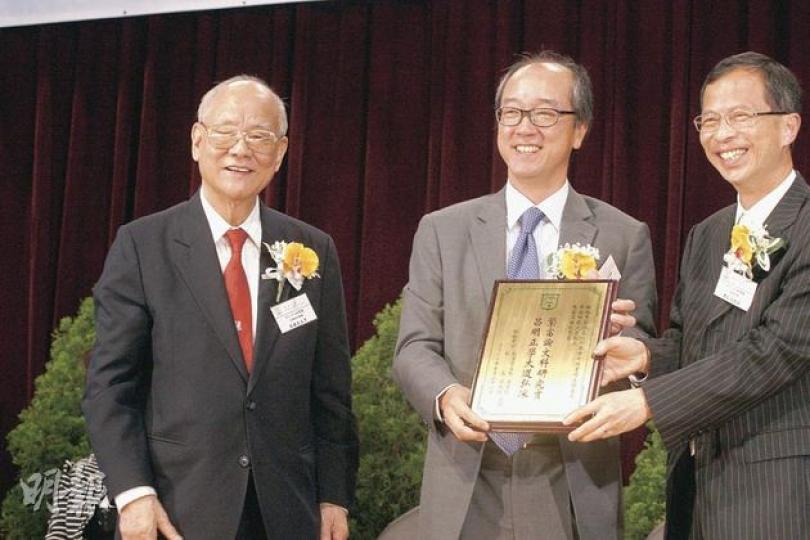 前港區全國人大代表吳康民(左)及立法會主席曾鈺成(右)分別以培僑中學的校董會成員及校監身分出席該校結業禮,同場的還有科技大學校長陳繁昌(中)。(李紹昌攝) 前港區全國人大代表吳康民(左)及立法會主席曾鈺成(右)分別以培僑中學的校董會成員及校監身分出席該校結業禮,同場的還有科技大學校長陳繁昌(中)。(李紹昌攝)