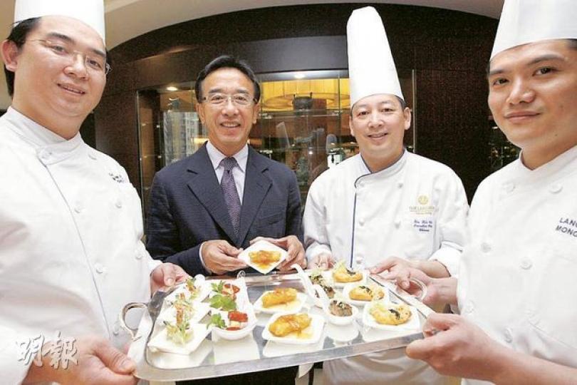 旅發局主席田北俊(左二)表示,會邀請數名曾在美食之最大賞奪殊榮的名廚,包括旺角朗豪酒店明閣副行政總廚黃智輝(左一)、朗廷酒店唐閣行政總廚蕭顯志(右二)及旺角朗豪酒店中菜三鑊黃偉文(右一)代表香港,下月到美國示範菜式,宣傳香港美食。(李紹昌攝)(明報製圖) 旅發局主席田北俊(左二)表示,會邀請數名曾在美食之最大賞奪殊榮的名廚,包括旺角朗豪酒店明閣副行政總廚黃智輝(左一)、朗廷酒店唐閣行政總廚蕭顯志(右二)及旺角朗豪酒店中菜三鑊黃偉文(右一)代表香港,下月到美國示範菜式,宣傳香港美食。(李紹昌攝)(明報製圖)