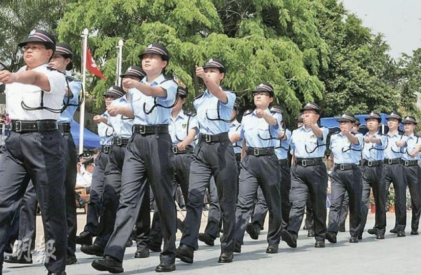 昨日共有27名輔警督察、13名輔警警署警長、34名輔警警長、82名輔警警員結業,另外逾160名完成周年訓練的葵青警區現職輔警,在輔警總部進行結業會操。(尹錦恩攝) 昨日共有27名輔警督察、13名輔警警署警長、34名輔警警長、82名輔警警員結業,另外逾160名完成周年訓練的葵青警區現職輔警,在輔警總部進行結業會操。(尹錦恩攝)