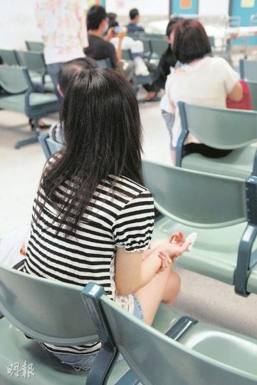 姓盧女子昨日被飼養的平背鱷龜咬傷右手食指,人龜糾纏近10分鐘,盧小姐才能擺脫窘境入院治療。(何朝財攝) 姓盧女子昨日被飼養的平背鱷龜咬傷右手食指,人龜糾纏近10分鐘,盧小姐才能擺脫窘境入院治療。(何朝財攝)