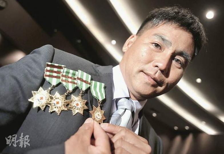 任職康文署救生員15載的郭滿興原是「水上人」,年僅10歲時已首次拯溺救人,多年來救人無數,本着「天下有溺者,由己溺之也」的精神工作,第四度獲頒發救生星章。(余俊亮攝) 任職康文署救生員15載的郭滿興原是「水上人」,年僅10歲時已首次拯溺救人,多年來救人無數,本着「天下有溺者,由己溺之也」的精神工作,第四度獲頒發救生星章。(余俊亮攝)