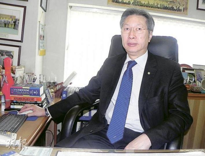 香港中小型企業聯合會主席劉達邦(圖)視察工廠發電機,指是內地港資廠必備設備,每台中型發電機價值20多萬元。(李泉攝) 香港中小型企業聯合會主席劉達邦(圖)視察工廠發電機,指是內地港資廠必備設備,每台中型發電機價值20多萬元。(李泉攝)