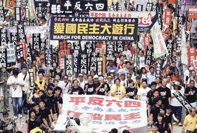 首個沒有司徒華的六四遊行,支聯會聲稱有2000人參加,警方則稱約有1000人。支聯會主席李卓人稱,雖然遊行人數較去年少,但看到有更多「80後」及「90後」參與,感到欣慰。(何家達攝)來港3年的漢基國際學校外籍教師Brian Kern,首次帶同4名學生一同參與六四遊行,他說要行出來告訴市民,無論是哪個地方的人民,都應該享有人權,對內地囚禁艾未未、劉曉波等維權人士感失望。今年六四活動首次沒有司徒華參與,Brian說市民、特別是年輕人更加要參與,承傳華叔遺志。與他一同遊行的學生表示,預料六四晚會至少會 首個沒有司徒華的六四遊行,支聯會聲稱有2000人參加,警方則稱約有1000人。支聯會主席李卓人稱,雖然遊行人數較去年少,但看到有更多「80後」及「90後」參與,感到欣慰。(何家達攝)來港3年的漢基國際學校外籍教師Brian Kern,首次帶同4名學生一同參與六四遊行,他說要行出來告訴市民,無論是哪個地方的人民,都應該享有人權,對內地囚禁艾未未、劉曉波等維權人士感失望。今年六四活動首次沒有司徒華參與,Brian說市民、特別是年輕人更加要參與,承傳華叔遺志。與他一同遊行的學生表示,預料六四晚會至少會