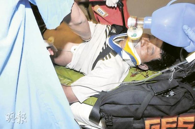 55歲男子吳日新昨午被發現暈倒在東龍島山徑上,面部等多處皮膚有被太陽曬至灼傷痕迹。他其後由直升機送東區醫院搶救,但抵院後不治。(林錫禮攝) 55歲男子吳日新昨午被發現暈倒在東龍島山徑上,面部等多處皮膚有被太陽曬至灼傷痕迹。他其後由直升機送東區醫院搶救,但抵院後不治。(林錫禮攝)