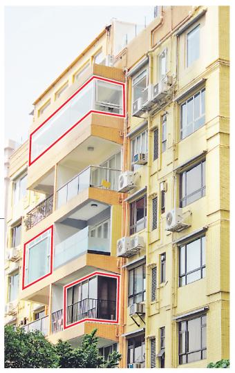 半山干德道華翠園露台改建情况嚴重,像圖中華翠園E、F座即有4個單位露台被密封(見紅框)。其中頂層由同一業主擁有相連單位,露台不單被加建玻璃密封了,連原本分隔兩單位兩個露台的間隔牆亦被拆掉,令人關注改建是否符合法例要求。(陳志偉攝)
半山干德道華翠園露台改建情况嚴重,像圖中華翠園E、F座即有4個單位露台被密封(見紅框)。其中頂層由同一業主擁有相連單位,露台不單被加建玻璃密封了,連原本分隔兩單位兩個露台的間隔牆亦被拆掉,令人關注改建是否符合法例要求。(陳志偉攝)