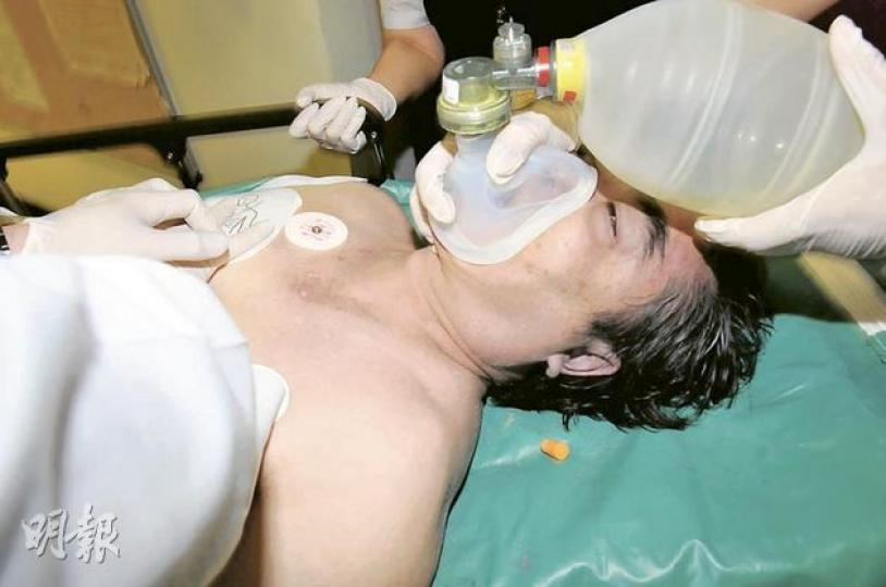 60歲姓張男子與妻女親友到南丫島暢泳期間遇溺,稍後不治。(林錫禮攝)60歲姓張男子在南丫島遇溺斃命,女親屬(左)神情哀傷說︰「為何讓他游水?」(鍾炳然攝) 60歲姓張男子與妻女親友到南丫島暢泳期間遇溺,稍後不治。(林錫禮攝)60歲姓張男子在南丫島遇溺斃命,女親屬(左)神情哀傷說︰「為何讓他游水?」(鍾炳然攝)