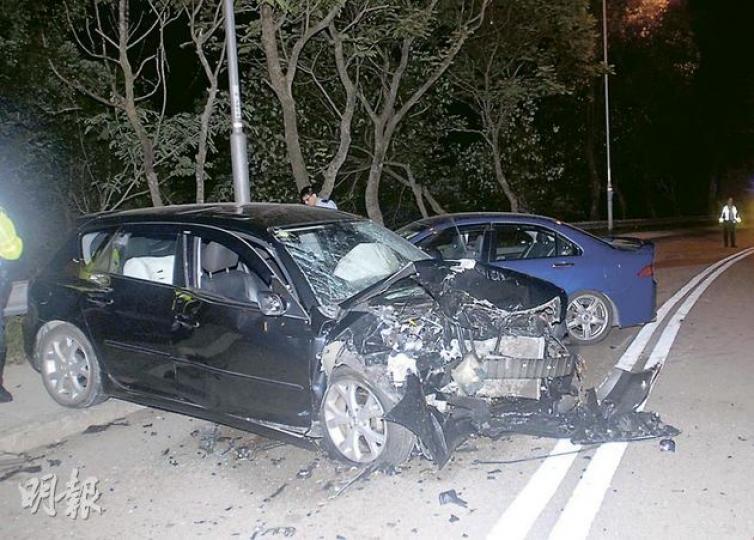車禍中,外籍男女駕乘的黑色私家車,被懷疑切線爬頭的藍色私家車迎頭猛撞,兩車均嚴重損毁。(蔡方山攝) 車禍中,外籍男女駕乘的黑色私家車,被懷疑切線爬頭的藍色私家車迎頭猛撞,兩車均嚴重損毁。(蔡方山攝)