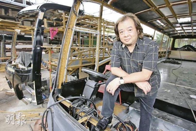 吳家榮從事汽車製造業數十年,笑言在公路上看到自家出產的車輛即感到無比滿足,並認為香港製造業非內地可比。(郭慶輝攝)吳家榮的旅遊巴廠每年產量約100架,當中不少出品都是行走於中港兩地。(郭慶輝攝)位於錦田的廠房擺滿由瑞典進口的汽車底盤。(郭慶輝攝) 吳家榮從事汽車製造業數十年,笑言在公路上看到自家出產的車輛即感到無比滿足,並認為香港製造業非內地可比。(郭慶輝攝)吳家榮的旅遊巴廠每年產量約100架,當中不少出品都是行走於中港兩地。(郭慶輝攝)位於錦田的廠房擺滿由瑞典進口的汽車底盤。(郭慶輝攝)