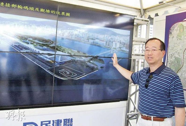 陳鑑林展示環保交通連接系統方案設計圖,建議雙用斜拉橋大橋連接啟德及觀塘,吸引更多旅客。(勞雅文攝) 陳鑑林展示環保交通連接系統方案設計圖,建議雙用斜拉橋大橋連接啟德及觀塘,吸引更多旅客。(勞雅文攝)