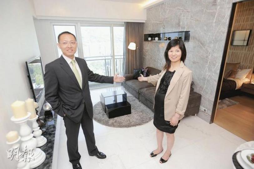 長實地產投資董事郭子威(左)指出,「譽•名城」將分段推售,集團希望最後一批推售單位,售價可較首批推售單位累積調升8%至15%,旁為營業經理曹皎明。(朱永倫攝)「譽•名城」現樓示範單位的主人套房,面積約110餘方呎,並已預留8呎長空間,供戶主放置衣櫃。(朱永倫攝)「譽•名城」絕大部分單位均面向東南方、坐擁獅子山景觀,中高層視野甚為開揚。(朱永倫攝) 長實地產投資董事郭子威(左)指出,「譽•名城」將分段推售,集團希望最後一批推售單位,售價可較首批推售單位累積調升8%至15%,旁為營業經理曹皎明。(朱永倫攝)「譽•名城」現樓示範單位的主人套房,面積約110餘方呎,並已預留8呎長空間,供戶主放置衣櫃。(朱永倫攝)「譽•名城」絕大部分單位均面向東南方、坐擁獅子山景觀,中高層視野甚為開揚。(朱永倫攝)