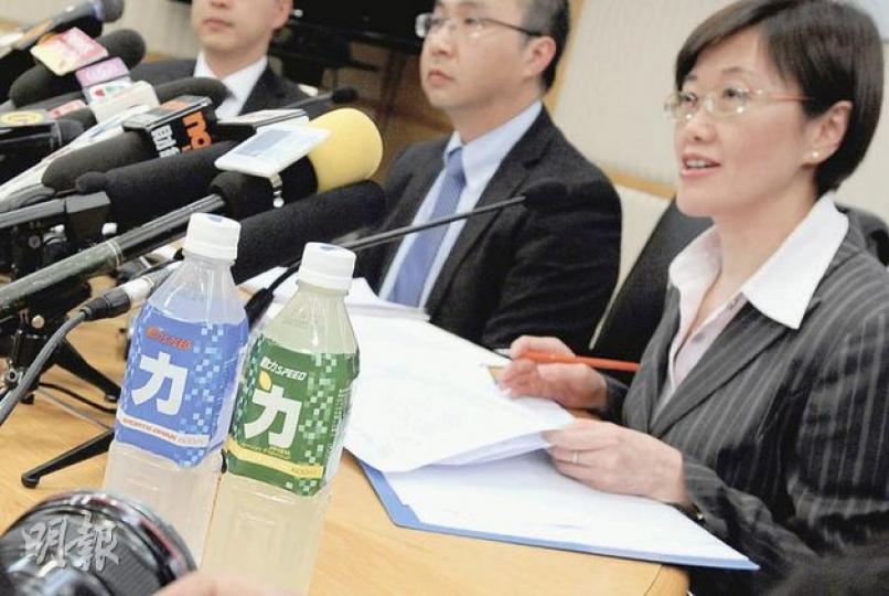 食物安全專員陳漢儀(右)和助理衛生署長鄺國威(左)昨日公布,他們早前在市面抽取的兩款台灣動力運動飲品(前)驗出含11至43ppm塑化劑DEHP,白蘭氏超能金剛成長鈣片亦驗出含40ppmDEHP,港府勒令即日起全面禁售有關產品。(何家達攝) 食物安全專員陳漢儀(右)和助理衛生署長鄺國威(左)昨日公布,他們早前在市面抽取的兩款台灣動力運動飲品(前)驗出含11至43ppm塑化劑DEHP,白蘭氏超能金剛成長鈣片亦驗出含40ppmDEHP,港府勒令即日起全面禁售有關產品。(何家達攝)