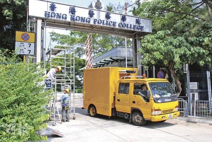 黑箱車到黃竹坑香港警察學院,將跳樓女學員的屍體舁送殮房。(雲錦鋒攝)受腰背傷患困擾的女學警,在畢業前個多月,在警察學院新教學大樓跳樓身亡。現場消息稱,女學警爬上了天台水塔頂,到達最高位置才一躍而下。(雲錦鋒攝) 黑箱車到黃竹坑香港警察學院,將跳樓女學員的屍體舁送殮房。(雲錦鋒攝)受腰背傷患困擾的女學警,在畢業前個多月,在警察學院新教學大樓跳樓身亡。現場消息稱,女學警爬上了天台水塔頂,到達最高位置才一躍而下。(雲錦鋒攝)