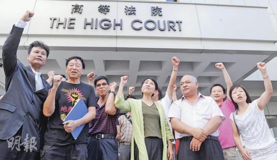 美孚新邨發展商申請禁制邨民阻止動工再被拒,被告王德全(左起)、葉少舟、盧松昌、毛孟靜、曾健成等在庭外表現高興。(劉焌陶攝) 美孚新邨發展商申請禁制邨民阻止動工再被拒,被告王德全(左起)、葉少舟、盧松昌、毛孟靜、曾健成等在庭外表現高興。(劉焌陶攝)