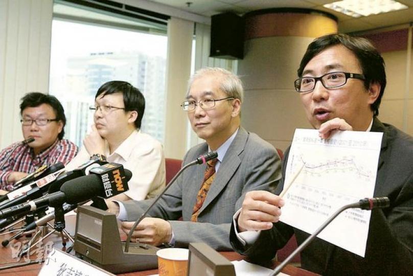 香港家庭教育學院董事余榮輝(左起)、主席狄志遠,昨與消委會討論書商壟斷教科書市場,要求書商新學年必須將課本減價至合理水平。(郭慶輝攝) 香港家庭教育學院董事余榮輝(左起)、主席狄志遠,昨與消委會討論書商壟斷教科書市場,要求書商新學年必須將課本減價至合理水平。(郭慶輝攝)