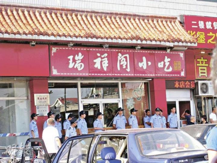 小吃店門外有多名制服警員,阻止食客入內。(明報記者攝) 小吃店門外有多名制服警員,阻止食客入內。(明報記者攝)
