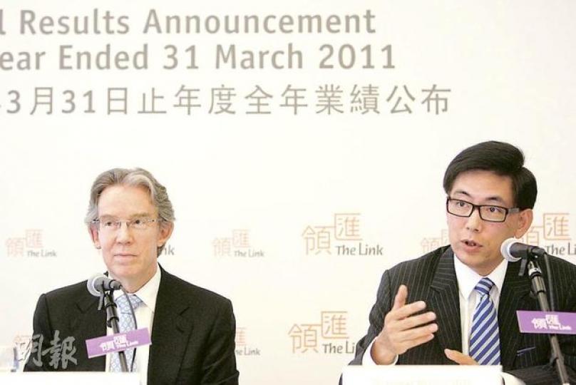 領匯管理行政總裁王國龍(右)表示,領匯會以增加環保設備以及中央採購翻新商場物料,來降低成本,期望可維持毛利率。圖左為主席蘇兆明。(張智超攝)(明報製圖) 領匯管理行政總裁王國龍(右)表示,領匯會以增加環保設備以及中央採購翻新商場物料,來降低成本,期望可維持毛利率。圖左為主席蘇兆明。(張智超攝)(明報製圖)