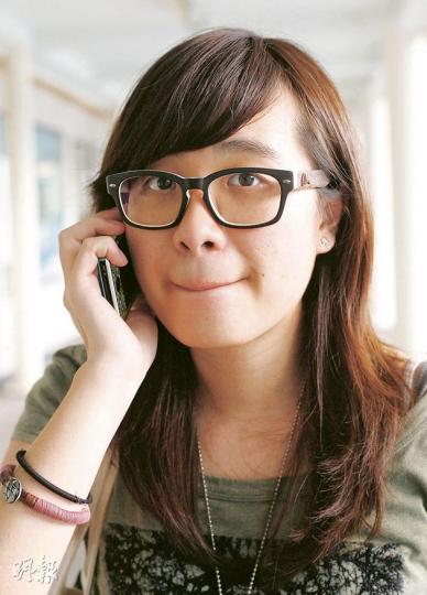 莫同學對世衛報告感到震驚,「日日都用㗎喎!之前只聽過有輻射(不知道可能致癌)。」她表示,日後不敢再於睡覺前將手機置於牀前充電,又指以往上街時會將手電放在褲袋,日後會改放手提袋減少接觸。(林振東攝) 莫同學對世衛報告感到震驚,「日日都用㗎喎!之前只聽過有輻射(不知道可能致癌)。」她表示,日後不敢再於睡覺前將手機置於牀前充電,又指以往上街時會將手電放在褲袋,日後會改放手提袋減少接觸。(林振東攝)