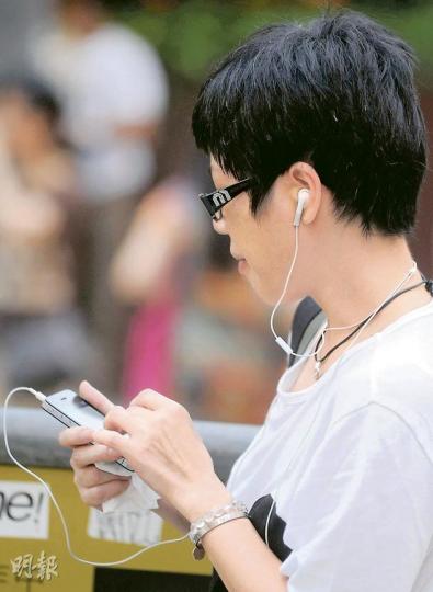 若必須使用手機,可考慮藍牙等免提裝置,研究顯示可減少頭部接收輻射量九成以上。(朱永倫攝) 若必須使用手機,可考慮藍牙等免提裝置,研究顯示可減少頭部接收輻射量九成以上。(朱永倫攝)