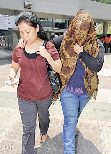 菲傭Jonita Awas, Palgue(右)被指因7歲少主不肯練鋼琴,三拳把少主的十二指腸和胰臟打至撕裂,她昨在友人陪同下到庭。 (朱永倫攝) 菲傭Jonita Awas, Palgue(右)被指因7歲少主不肯練鋼琴,三拳把少主的十二指腸和胰臟打至撕裂,她昨在友人陪同下到庭。 (朱永倫攝)