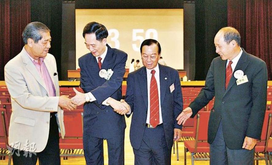 鄉議局昨日舉行換屆選舉,主席劉皇發(右二)、副主席張學明(右一)均在無競爭下連任,另一副主席林偉強(左二)雖然遭荃灣鄉事委員會主席鍾偉平(左一)挑戰,但仍以99票對31票順利連任。(林振東攝) 鄉議局昨日舉行換屆選舉,主席劉皇發(右二)、副主席張學明(右一)均在無競爭下連任,另一副主席林偉強(左二)雖然遭荃灣鄉事委員會主席鍾偉平(左一)挑戰,但仍以99票對31票順利連任。(林振東攝)