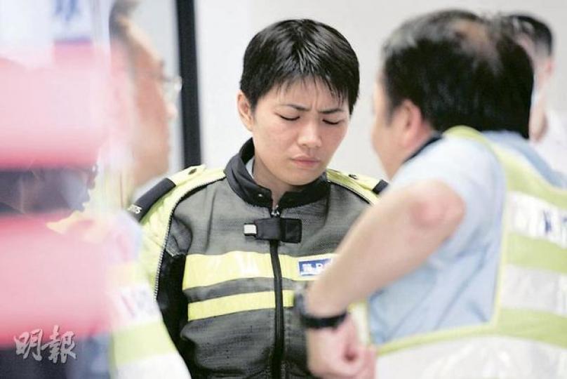 陪同死者送院的女交通警員「青檸」(中),聞黃妻痛哭,亦忍不住流下巾幗淚,要其他同袍安慰。(黃雄攝) 陪同死者送院的女交通警員「青檸」(中),聞黃妻痛哭,亦忍不住流下巾幗淚,要其他同袍安慰。(黃雄攝)
