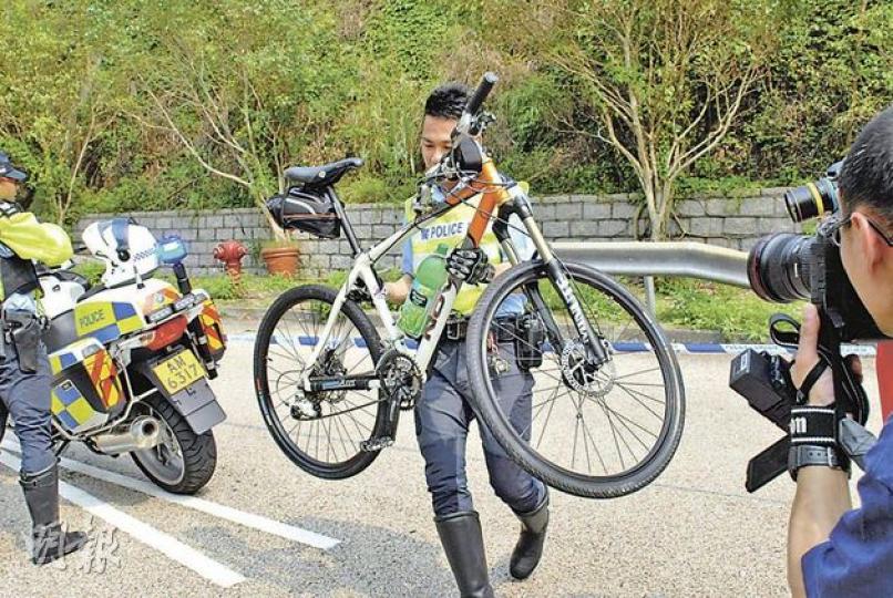 身亡休班消防員騎乘的單車,裝有碟型煞車系統,「單車咪表」最高車速紀綠顯示達時速50至60公里。(鍾炳然攝) 身亡休班消防員騎乘的單車,裝有碟型煞車系統,「單車咪表」最高車速紀綠顯示達時速50至60公里。(鍾炳然攝)