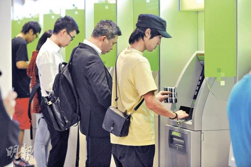 金管局向全港銀行發出通告,要求將所有磁帶提款卡及信用卡更換成晶片卡,明年開始換卡及提升自動櫃員機程序。(朱永倫攝)新技術採用與智能身分證同類的晶片,每張卡內藏特別信息,令人難以複製。圖為現時本港智能身分證上的晶片。(何家達攝) 金管局向全港銀行發出通告,要求將所有磁帶提款卡及信用卡更換成晶片卡,明年開始換卡及提升自動櫃員機程序。(朱永倫攝)新技術採用與智能身分證同類的晶片,每張卡內藏特別信息,令人難以複製。圖為現時本港智能身分證上的晶片。(何家達攝)