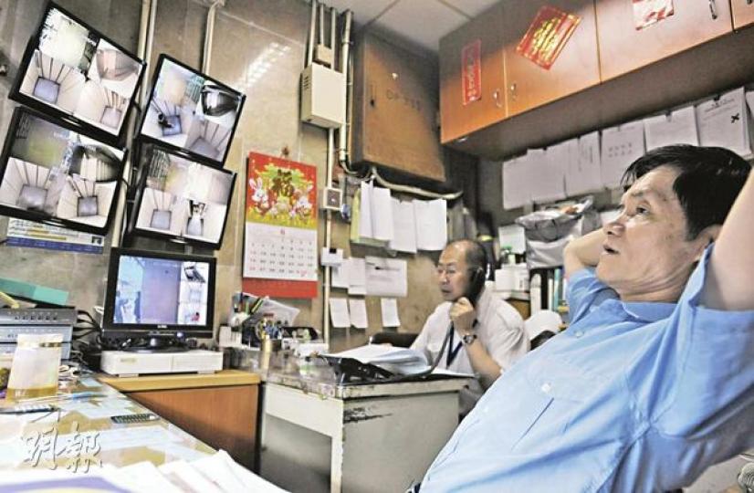 在深水埗黃金大廈任職保安10年的羅先生(前),昨晨收到加薪後首份工資,由上月的6000多元增至9300元。他表示,保安員工作繁重,要長時間監察閉路電視,終獲得合理回報。(朱永倫攝) 在深水埗黃金大廈任職保安10年的羅先生(前),昨晨收到加薪後首份工資,由上月的6000多元增至9300元。他表示,保安員工作繁重,要長時間監察閉路電視,終獲得合理回報。(朱永倫攝)