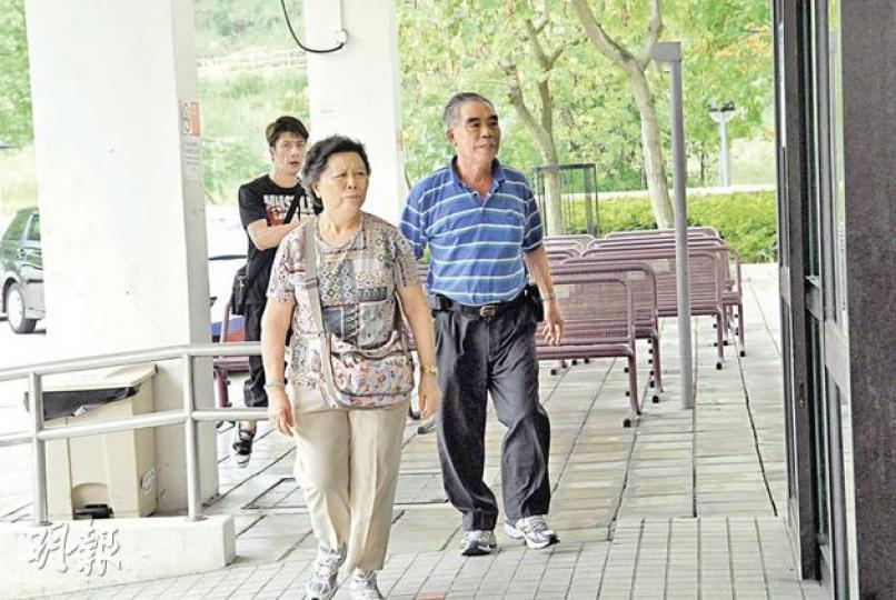 地盤管工於工作期間中暑猝死,其家人趕至醫院了解情况。(梁琬珊攝)工人出事的地盤位於大埔工業邨,地盤附近無遮蔽位置。(梁琬珊攝) 地盤管工於工作期間中暑猝死,其家人趕至醫院了解情况。(梁琬珊攝)工人出事的地盤位於大埔工業邨,地盤附近無遮蔽位置。(梁琬珊攝)